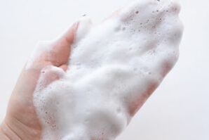 La crema facial en espuma es un excelente agente antienvejecimiento. 