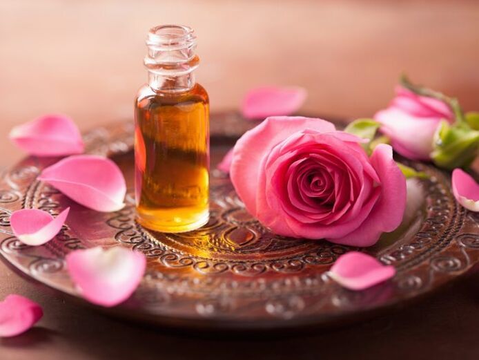 El aceite de rosa puede ser particularmente beneficioso para la renovación celular de la piel. 